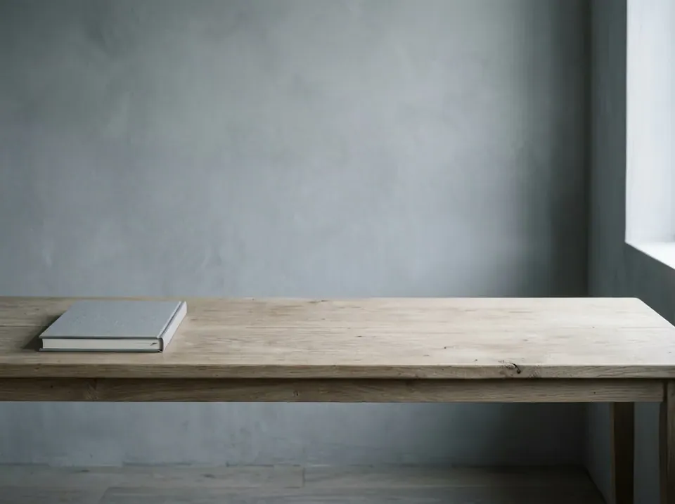 Mesa de madera vacía junto a una pared